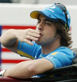 Alonso usgp 2004 pits.jpg